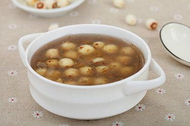 《最终幻想7：重生》7月日历壁纸 萨菲罗斯好帅气